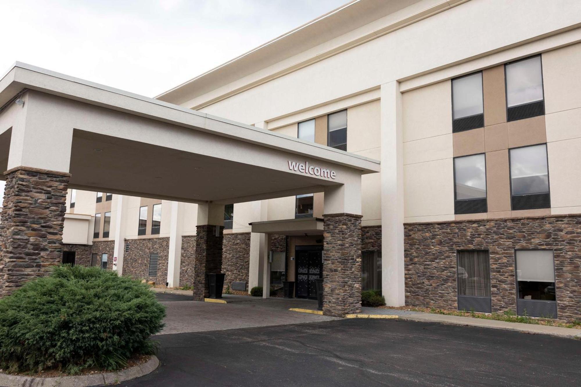 Hampton Inn Kent/Akron Area Экстерьер фото